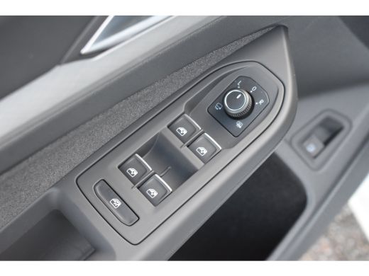 Volkswagen Golf 1.5 eHybrid 204PK DSG-6 Life Edition | TREKHAAK | STOEL + STUURVERW. | 18 INCH | NAVIGATIE | APP ... ActivLease financial lease