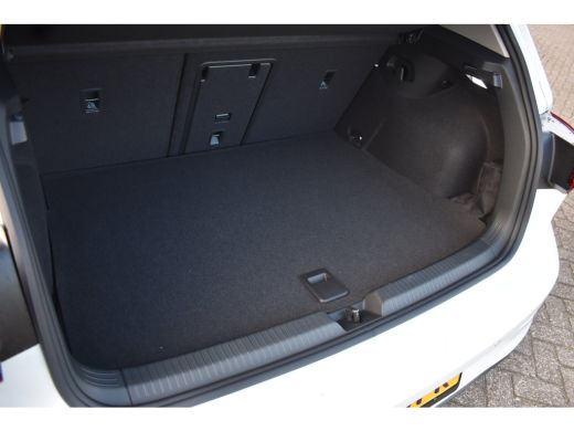 Volkswagen Golf 1.5 eHybrid 204PK DSG-6 Life Edition | TREKHAAK | STOEL + STUURVERW. | 18 INCH | NAVIGATIE | APP ... ActivLease financial lease