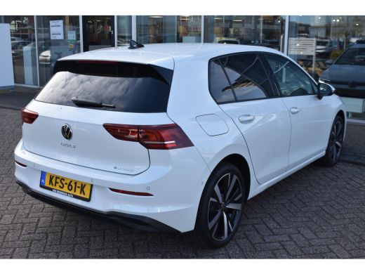 Volkswagen Golf 1.5 eHybrid 204PK DSG-6 Life Edition | TREKHAAK | STOEL + STUURVERW. | 18 INCH | NAVIGATIE | APP ... ActivLease financial lease