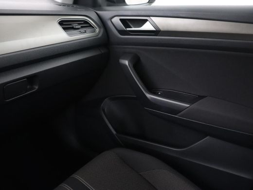 Volkswagen T-Roc 1.0 TSI Style Business | Trekhaak | Camera | Adaptive cruise | Carplay | Navigatie | Side Assist ... ActivLease financial lease