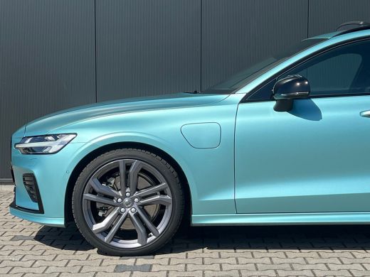 Volvo  V60 T8 R Recharge AWD Ultra Dark | Flash Green | Polestar Optimalisatie | Heico | Panoramadak | 20 in... ActivLease financial lease