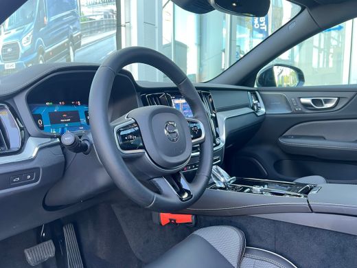 Volvo  V60 T8 R Recharge AWD Ultra Dark | Flash Green | Polestar Optimalisatie | Heico | Panoramadak | 20 in... ActivLease financial lease