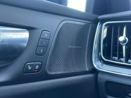 Volvo  V60 T8 R Recharge AWD Ultra Dark | Flash Green | Polestar Optimalisatie | Heico | Panoramadak | 20 in... ActivLease financial lease