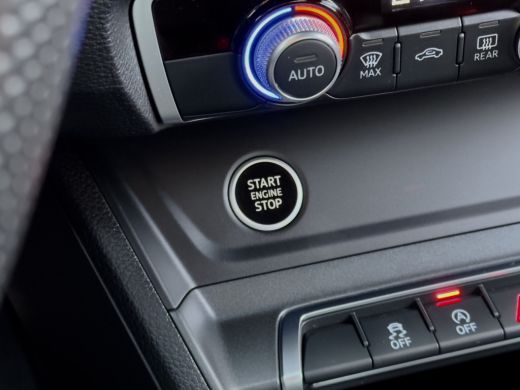 Audi Q3 35 TFSI AUT7 S-LINE LEDER NAVI DIGI-DASH CARPLAY LED 18 INCH-LMV PDC ActivLease financial lease
