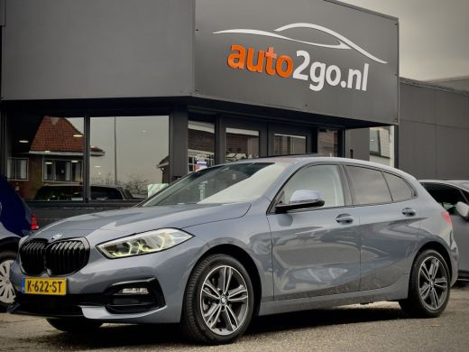 BMW 1 Serie 118i AUT7 M-SPORT HIGH EXECUTIVE PANODAK LEDER NAVI CAMERA DIGI-DASH APPLE-CARPLAY LED LMV PDC ActivLease financial lease