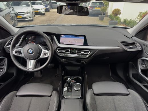 BMW 1 Serie 118i AUT7 M-SPORT HIGH EXECUTIVE PANODAK LEDER NAVI CAMERA DIGI-DASH APPLE-CARPLAY LED LMV PDC ActivLease financial lease