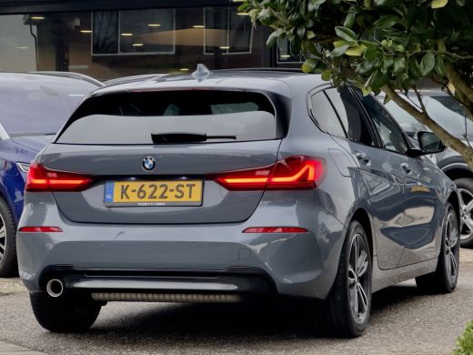 BMW 1 Serie 118i AUT7 M-SPORT HIGH EXECUTIVE PANODAK LEDER NAVI CAMERA DIGI-DASH APPLE-CARPLAY LED LMV PDC ActivLease financial lease