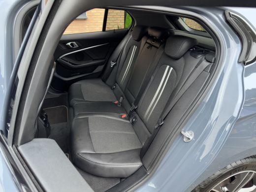 BMW 1 Serie 118i AUT7 M-SPORT HIGH EXECUTIVE PANODAK LEDER NAVI CAMERA DIGI-DASH APPLE-CARPLAY LED LMV PDC ActivLease financial lease