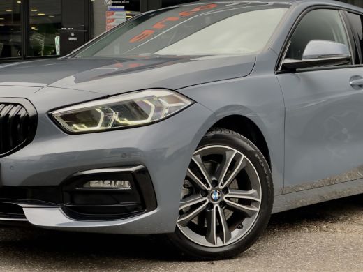 BMW 1 Serie 118i AUT7 M-SPORT HIGH EXECUTIVE PANODAK LEDER NAVI CAMERA DIGI-DASH APPLE-CARPLAY LED LMV PDC ActivLease financial lease