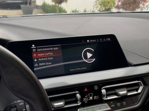 BMW 1 Serie 118i AUT7 M-SPORT HIGH EXECUTIVE PANODAK LEDER NAVI CAMERA DIGI-DASH APPLE-CARPLAY LED LMV PDC ActivLease financial lease