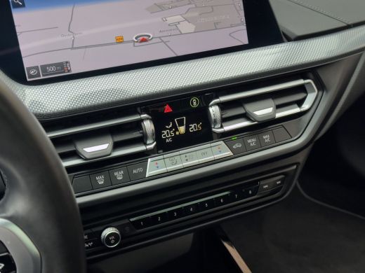 BMW 1 Serie 118i AUT7 M-SPORT HIGH EXECUTIVE PANODAK LEDER NAVI CAMERA DIGI-DASH APPLE-CARPLAY LED LMV PDC ActivLease financial lease