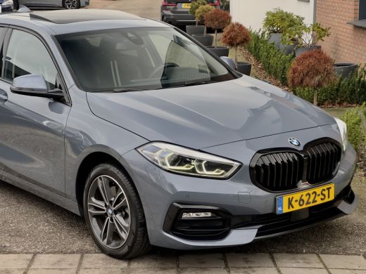 BMW 1 Serie 118i AUT7 M-SPORT HIGH EXECUTIVE PANODAK LEDER NAVI CAMERA DIGI-DASH APPLE-CARPLAY LED LMV PDC ActivLease financial lease