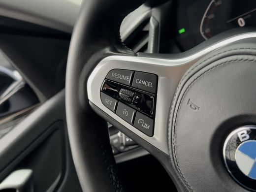 BMW 1 Serie 118i AUT7 M-SPORT HIGH EXECUTIVE PANODAK LEDER NAVI CAMERA DIGI-DASH APPLE-CARPLAY LED LMV PDC ActivLease financial lease