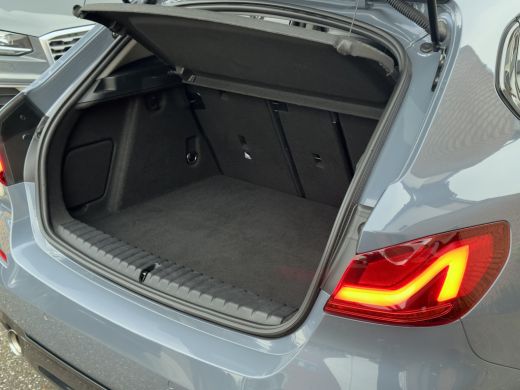 BMW 1 Serie 118i AUT7 M-SPORT HIGH EXECUTIVE PANODAK LEDER NAVI CAMERA DIGI-DASH APPLE-CARPLAY LED LMV PDC ActivLease financial lease