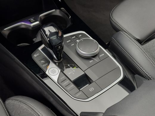 BMW 1 Serie 118i AUT7 M-SPORT HIGH EXECUTIVE PANODAK LEDER NAVI CAMERA DIGI-DASH APPLE-CARPLAY LED LMV PDC ActivLease financial lease