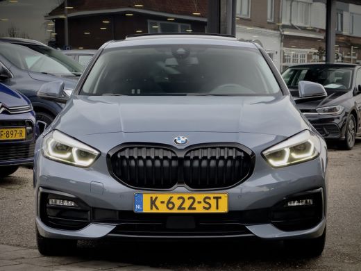 BMW 1 Serie 118i AUT7 M-SPORT HIGH EXECUTIVE PANODAK LEDER NAVI CAMERA DIGI-DASH APPLE-CARPLAY LED LMV PDC ActivLease financial lease