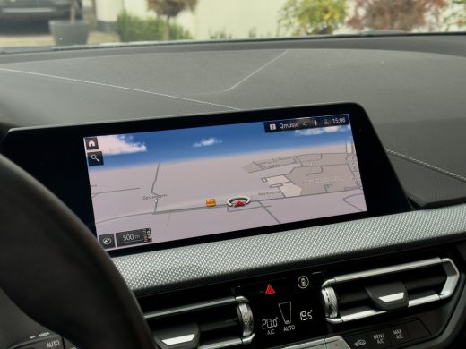 BMW 1 Serie 118i AUT7 M-SPORT HIGH EXECUTIVE PANODAK LEDER NAVI CAMERA DIGI-DASH APPLE-CARPLAY LED LMV PDC ActivLease financial lease