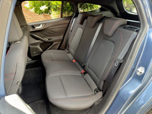 Ford Focus 1.5 AUT8 ST-LINE 150PK EcoBoost NAVI AIRCO PARK-ASSIST LED LMV PDC ActivLease financial lease