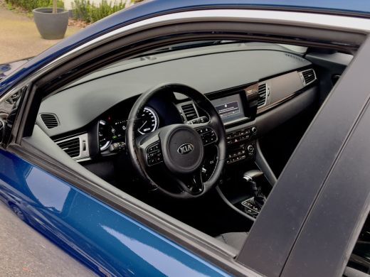 Kia Niro 1.6 GDi HYBRID AUT6 DESIGN EDITION PANODAK LEDER NAVI CAMERA LED LMV PDC ActivLease financial lease