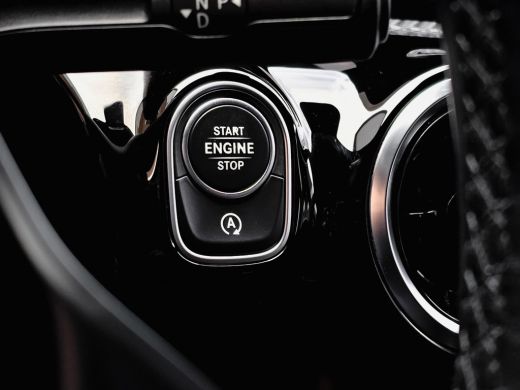 Mercedes-Benz A-Klasse 180D AUT AMG-LINE SPORTLEDER NAVI CAMERA LMV PDC ActivLease financial lease