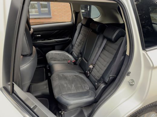 Mitsubishi Outlander 2.4 PHEV INTENSE+ PANODAK LEDER NAVI CAMERA APPLE-CARPLAY LED LMV PDC ActivLease financial lease