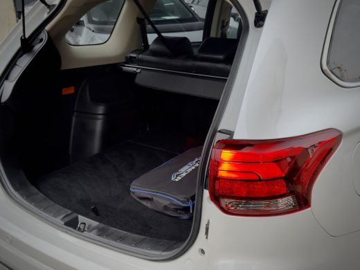 Mitsubishi Outlander 2.4 PHEV INTENSE+ PANODAK LEDER NAVI CAMERA APPLE-CARPLAY LED LMV PDC ActivLease financial lease