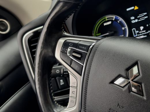 Mitsubishi Outlander 2.4 PHEV INTENSE+ PANODAK LEDER NAVI CAMERA APPLE-CARPLAY LED LMV PDC ActivLease financial lease