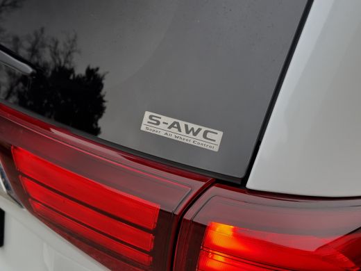 Mitsubishi Outlander 2.4 PHEV INTENSE+ PANODAK LEDER NAVI CAMERA APPLE-CARPLAY LED LMV PDC ActivLease financial lease