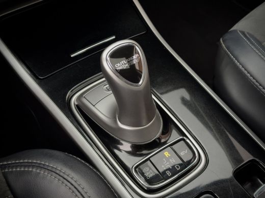Mitsubishi Outlander 2.4 PHEV INTENSE+ PANODAK LEDER NAVI CAMERA APPLE-CARPLAY LED LMV PDC ActivLease financial lease