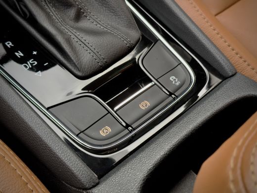 Skoda Karoq 1.5 TSI AUT7/DSG ACT EDITION LEDER NAVI AIRCO PARK-ASSIST APPLE-CARPLAY LED LMV PDC ActivLease financial lease