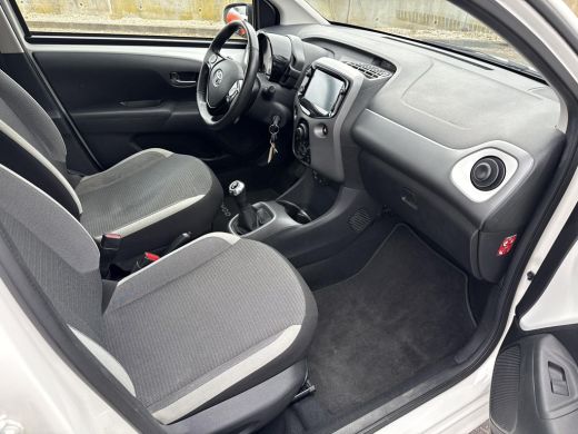 Toyota Aygo 1.0 VVT-i x-play | Apple CarPlay/Android auto | Achteruitrijcamera | Airco ActivLease financial lease