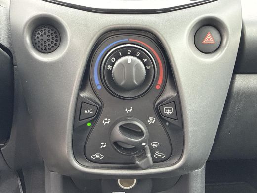 Toyota Aygo 1.0 VVT-i x-play | Apple CarPlay/Android auto | Achteruitrijcamera | Airco ActivLease financial lease