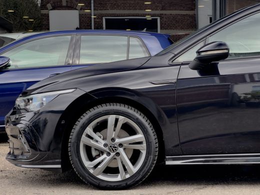 Volkswagen Golf 1.5 eTSI AUT7 R-LINE+ SPORT-INT NAVI CAMERA DIGI-DASH APPLE-CARPLAY LED LMV PDC ActivLease financial lease