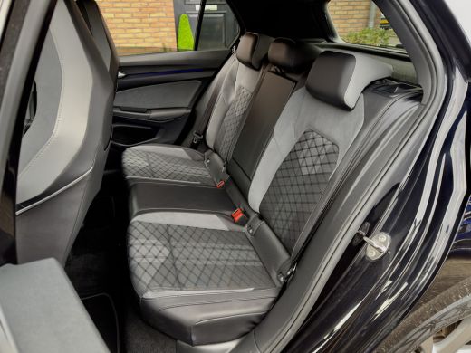 Volkswagen Golf 1.5 eTSI AUT7 R-LINE+ SPORT-INT NAVI CAMERA DIGI-DASH APPLE-CARPLAY LED LMV PDC ActivLease financial lease