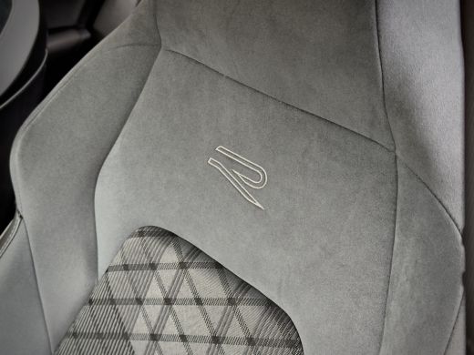 Volkswagen Golf 1.5 eTSI AUT7 R-LINE+ SPORT-INT NAVI CAMERA DIGI-DASH APPLE-CARPLAY LED LMV PDC ActivLease financial lease