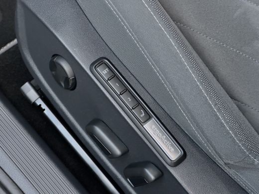 Volkswagen Golf 1.5 TSI LIFE 131PK NAVI AIRCO DIGI-DASH APPLE-CARPLAY LED LMV PDC ActivLease financial lease