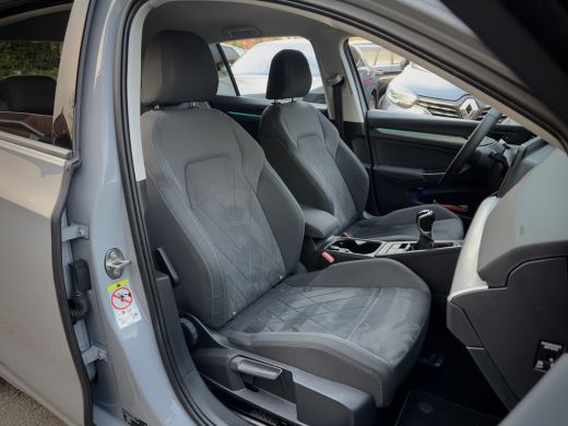 Volkswagen Golf 1.5 TSI LIFE 131PK NAVI AIRCO DIGI-DASH APPLE-CARPLAY LED LMV PDC ActivLease financial lease