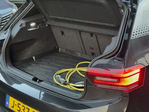 Volkswagen ID.3 First Max 58 kWh PANODAK NAVI CAMERA APPLE-CARPLAY LED LMV-20INCHE PDC ActivLease financial lease