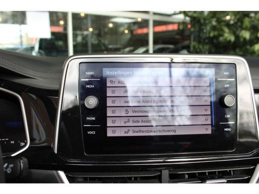 Volkswagen T-Roc 1.5 TSI 150PK DSG R-LINE SPORT NAVI/LED/CARPLAY/TREKHAAK ActivLease financial lease