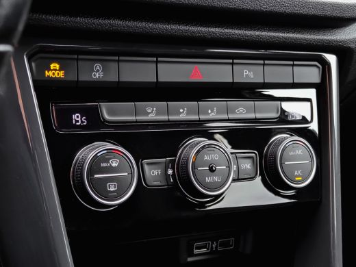 Volkswagen T-Roc 1.5 TSI AUT7 R-LINE SPORT NAVI DIGIDASH APPLE.CARPLAY 18INCH.LMV PDC ORG.121d.KM!!! ActivLease financial lease