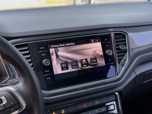 Volkswagen T-Roc 1.5 TSI AUT7 SPORT 2X R-LINE 104D.KM PANODAK 20 INCH-LMV NAVI CAMERA DIGI-DASH APPLE-CARPLAY LED PDC ActivLease financial lease