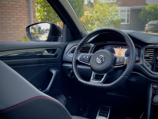 Volkswagen T-Roc 1.5 TSI AUT7 SPORT 2X R-LINE 104D.KM PANODAK 20 INCH-LMV NAVI CAMERA DIGI-DASH APPLE-CARPLAY LED PDC ActivLease financial lease