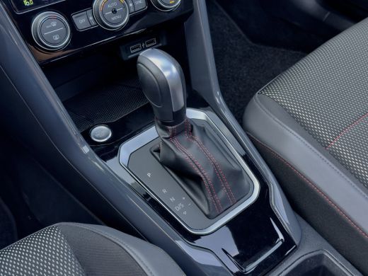 Volkswagen T-Roc 1.5 TSI AUT7 SPORT 2X R-LINE 104D.KM PANODAK 20 INCH-LMV NAVI CAMERA DIGI-DASH APPLE-CARPLAY LED PDC ActivLease financial lease