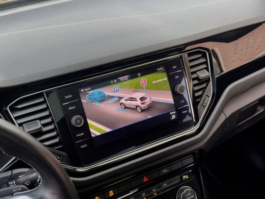 Volkswagen T-Roc 1.5 TSI AUT7 SPORT BLACK-EDITION PANODAK NAVI CAMERA DIGI-DASH APPLE-CARPLAY LED LMV PDC ActivLease financial lease