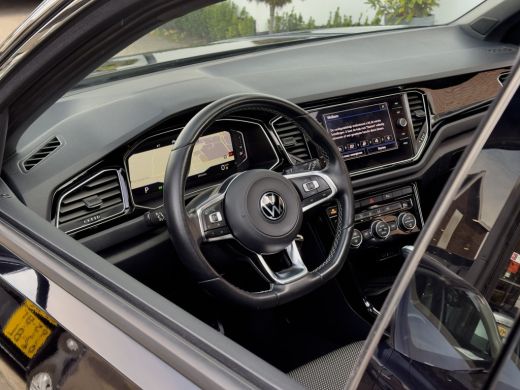 Volkswagen T-Roc 1.5 TSI AUT7 SPORT BLACK-EDITION PANODAK NAVI CAMERA DIGI-DASH APPLE-CARPLAY LED LMV PDC ActivLease financial lease