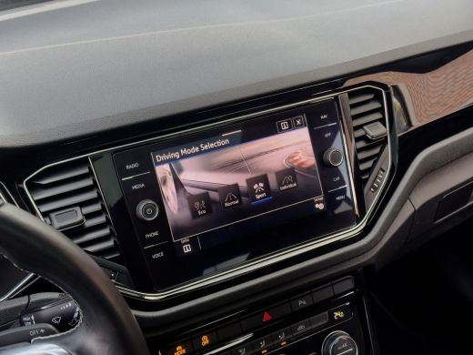 Volkswagen T-Roc 1.5 TSI AUT7 SPORT BLACK-EDITION PANODAK NAVI CAMERA DIGI-DASH APPLE-CARPLAY LED LMV PDC ActivLease financial lease