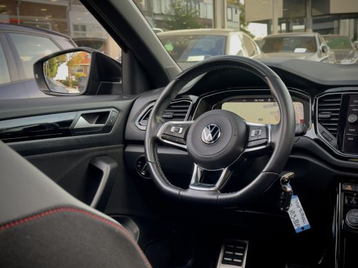 Volkswagen T-Roc 1.5 TSI AUT7 SPORT BLACK-EDITION PANODAK NAVI CAMERA DIGI-DASH APPLE-CARPLAY LED LMV PDC ActivLease financial lease
