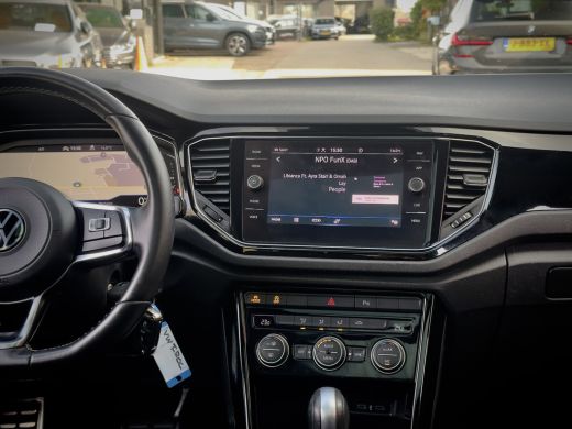 Volkswagen T-Roc 1.5 TSI AUT7 SPORT BLACK-EDITION PANODAK NAVI CAMERA DIGI-DASH APPLE-CARPLAY LED LMV PDC ActivLease financial lease