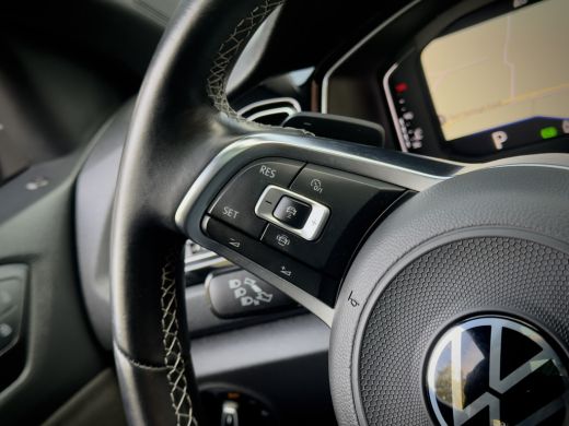 Volkswagen T-Roc 1.5 TSI AUT7 SPORT BLACK-EDITION PANODAK NAVI CAMERA DIGI-DASH APPLE-CARPLAY LED LMV PDC ActivLease financial lease