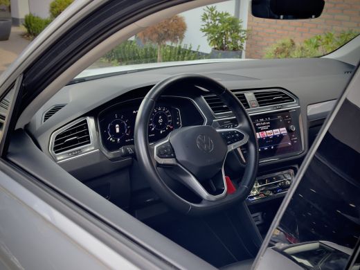 Volkswagen Tiguan 1.4 TSI AUT6 eHYBRID R-LINE VOL-LEDER DIGI-DASH AIRCO IQ-DRIVE PARK-ASSIST LED LMV PDC ActivLease financial lease